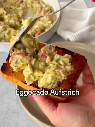 Eggocado-Aufstrich – cremig, frisch und in 10 Minuten fertig 🥑🥚✨ Manchmal sind die einfachsten Rezepte einfach die besten. 😍 Cremige Avocado, würzige Eier und knackiges Gemüse – fertig ist ein schneller Salat, der perfekt aufs Brot, in den Wrap oder einfach pur aus der Schüssel passt. Proteinreich, sättigend und unglaublich lecker. 🤤 📌 JETZT SPEICHERN, für den nächsten schnellen Lunch oder die Brotzeit! ⸻ Du brauchst: 🥚 gekochte Eier 🥑 Avocado 🧅 rote Zwiebel 🍅 Tomate 🌱 Frühlingszwiebel