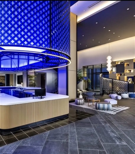 📍奈良 海外のような滞在ができる世界基準のモダンホテル✨ 『ノボテル奈良』 〒630-8115 奈良県奈良市大宮町7-1-45 観光の拠点としても、ゆったり過ごす滞在としても満足できる安心と快適を兼ね備えた宿🌷 💴金額 ¥15,000〜/2名 ＊一休参照 📸魅力 📌 奈良に誕生したインターナショナルブランドホテル 世界的ホテルブランド「Novotel」の奈良初進出ホテル💐 観光都市・奈良にいながら、海外のような洗練された空間と快適性を兼ね備えた滞在が叶う💫 📌 開放感あふれるモダン客室 スタイリッシュで機能的な客室は、シンプルながらも居心地の良さを重視した設計🌿 大きな窓から差し込む自然光と落ち着いた色調が、旅の疲れをやさしく癒してくれる🛏️ 📌 ルーフトップテラス＆上質な共用空間 奈良の街並みを望むルーフトップスペースやラウンジは、滞在をより特別なものに🪷 観光の合間にゆったりと過ごせる“余白の時間”が用意されている🌸 📌 奈良らしさを感じる食体験 館内レストランでは、地元食材を取り入れた料理を提供🍽️ 📌 観光に便利なロケーション 奈良市内中心部に位