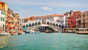 Turismo a numero chiuso, non solo Venezia: tutte le città italiane in cui si può entrare solo prenotandosi