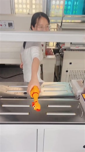 Tie the chicken!Easy-to-operate strapping machine, factory-specific, provides strong and secure.