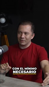 Dos presentadores analizan cómo las restricciones de tiempo con un padre pueden dañar a un niño. La alienación parental implícita tiene consecuencias a largo plazo en su desarrollo. #AlienaciónParental #Crianza #Familia #Niños #Paternidad | Obstrucción Parental