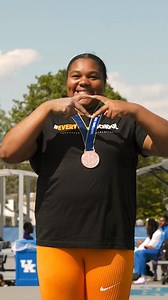 𝙛𝙧𝙚𝙨𝙝𝙢𝙖𝙣 𝙥𝙝𝙚𝙣𝙤𝙢 🍊💪 Donna brings home discus bronze from her first SEC outdoor meet! 📏 — 56.45m (185-2) | Tennessee Track & Field