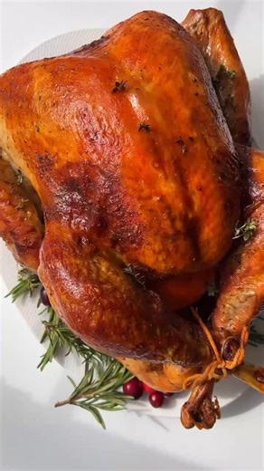 This EASY Thanksgiving Turkey 🦃 is JUICY, golden-brown packed with FLAVOR thanks to the Julia Child method! 🍗👩‍🍳 From perfect thaw to flawless roast, you’ll get tender meat crisp skin—EVERY time. Just 333 CALORIES per serving! Whether you’re a kitchen pro or a first-time turkey roaster, this foolproof method = holiday WIN. 🧡🔥 Comment “recipe” and I’ll send it! 🦃 https://themodernnonna.com/easy-thanksgiving-turkey/ | The Modern Nonna
