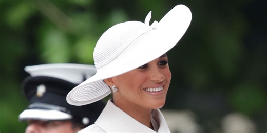 Il vestito bianco di Meghan alla sua prima apparizione ufficiale mano nella mano con Harry