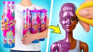 Barbie Color Reveal Doll with 7 Surprises Hi guys! Sammy was invited to American Idol show and now he urgently needs dancers and back-up singers… And it seems that Sue knows who can help him. After all, today we are unboxing a new Color Reveal Dolls Pink Metallic Set! This is the Glitter series with seven surprises inside. Like other Color Reveal dolls these are also covered in special paint. And to find out which doll it is, we'll have to bathe her in warm water. The water turns a shimmery meta