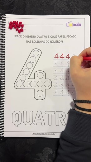 ATIVIDADE LÚDICA COM O NÚMERO 4 PARA EDUCAÇÃO INFANTIL | PEQUENO LOBATO Uma atividade prática, divertida e cheia de estímulos para ajudar a criança a aprender o número 4 de forma significativa 🔴🔢 Nesta proposta, a criança traça o número 4, pratica a escrita repetindo o traçado e ainda cola papel picado nas bolinhas, tornando o aprendizado mais concreto e envolvente. Esse tipo de atividade é excelente porque une movimento, coordenação e percepção numérica em uma única proposta. Aprender brincan