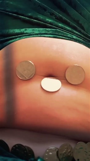 belly dance coin tricks and muscle control #kent #bellydance #performer #corestrength #seated