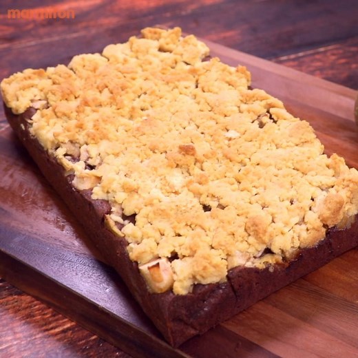 [Petit plaisir] C'est l'heure du goûter ! Que diriez-vous de réaliser ce délicieux crumble cake 🍐🍫 ? La recette par ici ➡️ https://bit.ly/2J3mXPa | Marmiton