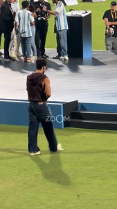 91K views · 141K reactions | That handshake everyone noticed. Tiger Shroff with Messi 欄 [tiger shroff lionel messi handshake, tiger shroff meets messi, messi bollywood meeting mumbai, goat india tour mumbai, tiger shroff messi viral moment] #tigershroff #messi #leomessi #lionelmessi | Zoom TV | Facebook