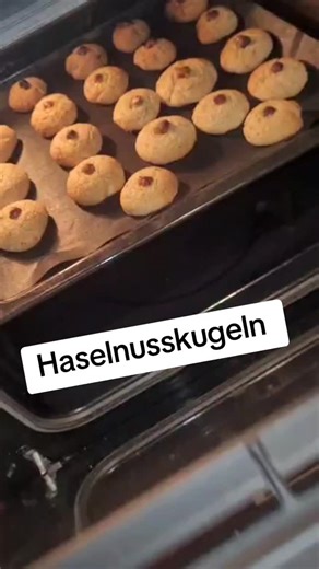 Jini Live on Instagram: "Haselnusskugeln Zutaten: 300g Mehl, 200g geriebene Haselnüsse, 200g Zucker, 1 Vanillezucker, 1 Ei, 200g weiche Butter Zubereitung: Alles vermengen, kneten, 30 Min in Kühlschrank, zu Kugeln formen, in der Mitte eine ganze Nuss mit etwas Eigelb bestreichen und reinstecken, 220 Grad/ 12-15Min. #plätzchen #backen #weihnachten"