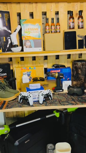 🎮 20 000 jeux rétro… dans une seule console ! Je suis trop fan de ce petit bijou : tu branches en HDMI, et tu retrouves tous les jeux de ton enfance, Mario, Street Fighter, Sonic, Tekken, Metal Slug… et tellement d’autres 😍 ✔ 2 manettes sans fil ✔ Compatible TV / écran / projecteur ✔ Plus de 20 000 jeux inclus ✔ Ultra simple à installer ✔ Parfait pour jouer en famille ou entre potes 👉 Disponible dès 9,99 € sur mon lien en bio ! 🔥 Franchement, c’est le meilleur cadeau pas cher du moment. #bon