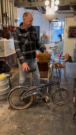 A rare Italian folding bike from the ’60s. It splits in two, fits in your car, and rides like magic. Vintage design at its best! | TILT vintage design
