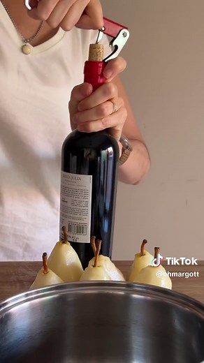 PERAS AL MALBEC! 🍐🍷Guardá esta receta imperdible! Ingredientes: 7 peras 750cc de vino malbec 200cc de agua Jugo de 1 limon Jugo de 1 naranja (o mandarina) 1 cucharadita de canela 3 clavos de olor 250gr de azúcar Para la chantilly: 200gr de crema, 1 cucharada de azucar y chorrito de vainilla. Preparación: 1-Pelan las peras y reservan. 2-En una olla ponen todos los demás ingredientes y llevan a hervir unos 15 min. 3-Agregan las peras y cocinan durante unos 30min a fuego bajo. Girenlas en el medi