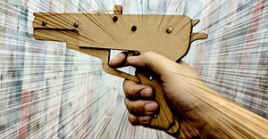 【夏の超自由研究】レーザーカッターで、スプリング「輪ゴム鉄砲」を作る方法 | デジタルものづくりの情報サイト「メイカーズラブ」