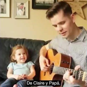 Niña que canta con su papa