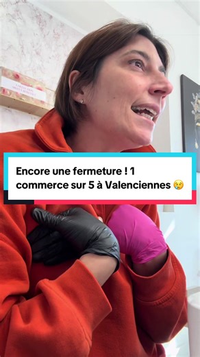 VALENCIENNES SE VIDE. ET CE N’EST PAS UN HASARD. Valenciennes mérite mieux. Chaque semaine, nous rencontrons des commerçants, des artisans et des habitantes qui nous disent la même chose : la ville devient de plus en plus difficile à vivre et à faire vivre. Aujourd’hui, près d’un commerce sur cinq est en difficulté ou ferme. Ce n’est pas une fatalité, c’est le résultat de choix politiques qui pèsent lourdement sur la vie quotidienne. Stationnement compliqué, multiplication des radars et des cont