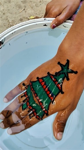 wow 😲 Amazing 😍🤩 creative cristmas 🌲🌲 drawing on the sister hand ✋👌👌#shorts #viral #art #video
