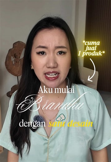 Aku memulai brand pakaian aku sendiri cuma dengan satu desain produk😀👍🏻 Kenapa? Kalau brand baru / bisnis kecil langsung keluarin banyak produk sekaligus, biaya produksinya bisa besar banget dan aku bukan influencer, bisa aja barangnya jadi dead stock *gak laku*🥲 Aku mau produk pertama dari brand aku benar-benar matang, kepakai, dan ada fungsinya. bukan sekadar banyak pilihan tapi nanti malah ga kejual😣 Launching di 14 02 2026 #fyp #bisniskecilku #businessowner #piyama #smallbusinessowner