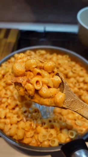 협혖혙혋혈형 혔. on Instagram: "La Recette de Pâtes la plus simple à faire quand t’as la dalle !  La recette te plaît ?  Donne moi ton avis en commentaire ça m’intéresse !  Oublie pas de partager la recette à tes amis et abonne toi pour pas rater les prochaines vidéos !  Une recette tous les jours ! ‍ #recette #recettefacile #recetterapide #recettemaison #recettesimple #cuisine #cuisinefacile #cuisinerapide #cuisinemaison #seizemay #repas #recettepates"