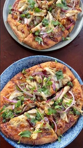 EASY bbq chicken flatbread recipe from $5 Costco chicken #chickenrecipes #dinnerideas #easyrecipe