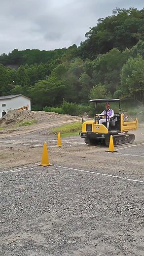 今日は、不整地運搬車運転技能講習の実技でした✨試験も全員合格で、これで林業経営コースで取得できる１４資格全て修了しました❗️ #林業大学校 #移住 #和歌山県 #重機 | 和歌山県農林大学校林業研修部