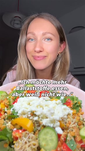 Lasst uns Plant Points zählen! 🌱 Für eine gesunde Darmflora ist eine große Vielfalt an pflanzlichen Lebensmitteln – also Gemüse, Hülsenfrüchte, Obst, Getreide, Nüsse, Saaten & Kräuter – super wichtig. Sie liefern nicht nur Ballaststoffe für dein Mikrobiom, sondern auch Vitamine, Mineralstoffe und Antioxidantien – also gleich mehrfach win-win! ✨ In diesem Salat stecken ganze 10 Plant Points – und richtig viele Vitamine: Du brauchst: 200 g rote Linsen (gekocht & im Airfryer mit Paprika & Harissa 