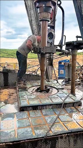 Work over Service Rig #work #drilling #oil #rig #tripping #service | Rig Work Life