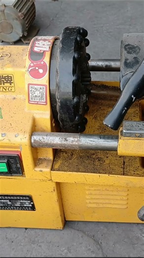 pipe threading machine, specialized tool used to create screw #automobile #cncmill #china