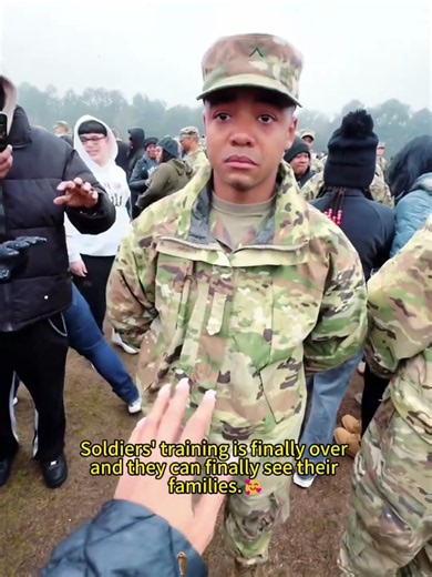 Soldiers' training is finally over and they can finally see their families.🥰#love#soldier#graduatio