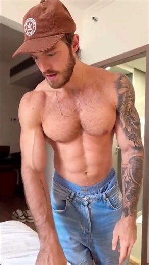 Breakfast in Bed With My Hunky Hubby 与肌肉脑公的床上早晨