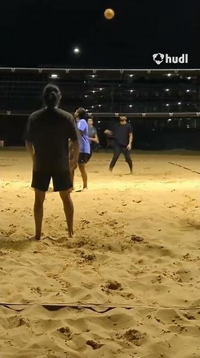 Volleyball Net Dig: Two Hands vs One Arm (And Why It Matters)