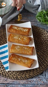 Feta Saganaki, la recette grecque des croustillants de feta et miel 🍯 Ingrédients : 4 feuilles de brick (pâte filo) 45 gr de beurre fondu 1/2 c. à café de poivre 150 gr de feta (1 bloc) 2 c. à café de graines de sésame 4 c. à café de miel ➡️La recette en cliquant ici : https://www.ptitchef.com/fid-1579165 #feta #grece #saganaki #fromage | Les recettes vidéo de Ptitchef.com