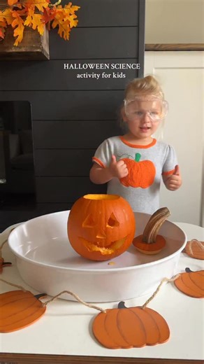 PUMPKIN VOLCANO 🎃 save to try this fun Halloween science activity this week with your kids! 🧡 add 1 cup baking soda to your pumpkin 🧡 add in a few drops of dish soap 🧡 add glitter & few drops of orange food coloring into the pumpkin 🧡 have your kids pour vinegar mixed with orange food coloring into the pumpkin & watch it erupt ✨ science is fun! #kidactivities #scienceexperiments #scienceforkids #halloweenactivities #scienceismagic | Sarah Elizabeth