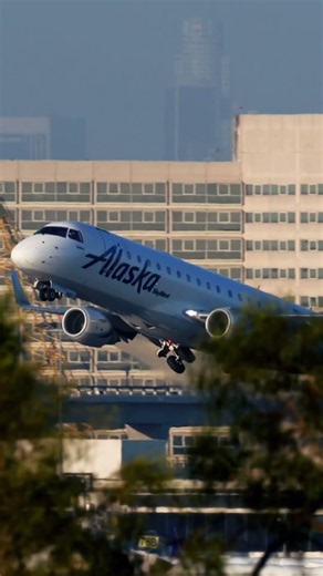 Alaska Airlines Embraer 175 amazing takeoff