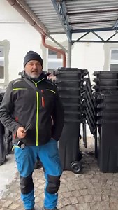 V Konici a v jejích místních částech už mají občané nové načipované popelnice. 👏🔧🔨 Od 1. ledna budou lidé platit za objem, který si sami předem zvolí. Kdo třídí dobře, zaplatí méně. 🙏 Více se dočtete na našem webu nebo Facebooku. 🤝 A co vy z Konice, máte už načipovanou svou popelnici? 🫡 | Odpady Olomouckého kraje