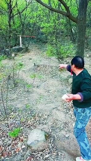 Experts in new outdoor sports methods teach you how to play natural outdoor sports. Take picture