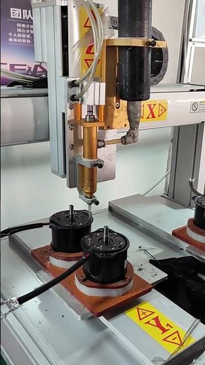 Automatic glue injection machine for motor production