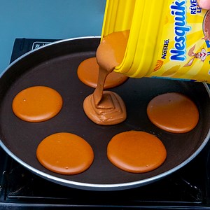 Forget about dirty vessels! I’m cooking my favorite dessert in the Nesquik box! Ingredients: flour - 120 g (4.23 oz) baking powder - 3 g (0.11 oz) sugar - 100 g (3.5 oz) Nesquik - 50 g (1.76 oz) milk - 80 g (2.82 oz) eggs - 2 pieces milk - 250 ml (8.45 fl oz) sugar - 40 g (1.4 oz) vanilla flavored pudding powder - 20 g (0.7 oz) TO COLD 1 H for the cocktail: strawberries - 150 g (5.3 oz) sugar - 50 g (1.76 oz) water - 200 ml (6.76 fl oz) lemon juice - 10 ml (0.34 fl oz) carbonated water - 100 ml 