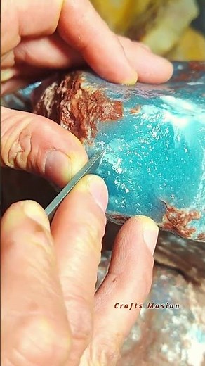Sculpture de Précision sur une Pierre Bleue Éclatante