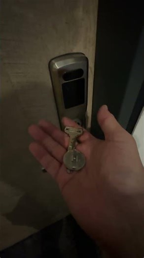 OX圈叉行旅教學篇 : 當電子鎖沒電或故障如何用鑰匙開電子鎖