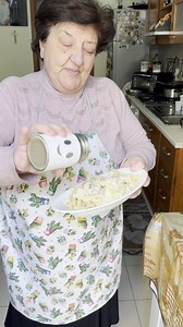 82K views · 2.5K reactions | La pasta ai quattro formaggi di Zia Teresa, e che profumo, è venuta bella cremosa e azzeccosa, l'ha fatta con i fusilli, un po' di pepe sopra non può mancare, favorite che ve cunsulate | Zia Teresa e le zie di Napoli- Ricette classiche napoletane | Facebook