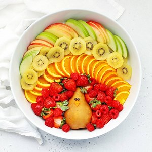 Thanksgiving Turkey Fruit Plate - This turkey-shaped Thanksgiving fruit platter looks adorable at holiday get-togethers and parties. It's a favorite with kids and grown-ups alike! (Naturally gluten-free, vegan & paleo) GET THE FULL TUTORIAL OUR FAVORITE DIPS TO SERVE WITH IT HERE: https://www.onelovelylife.com/turkey-fruit-plate/ | One Lovely Life
