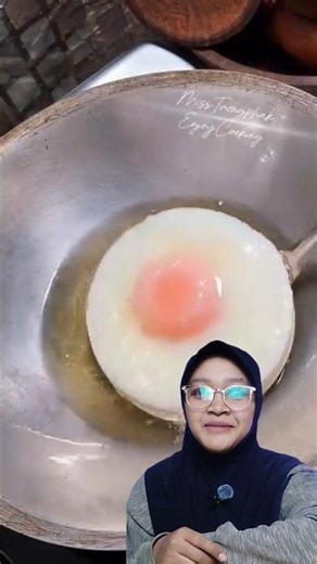 Restaurant-style fried egg hack: no more splattering