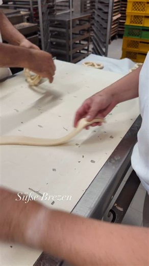 Süße Brezen von Hand gerollt – mit Gefühl, Präzision und viel Erfahrung. Bei Schlegl entstehen auch unsere feinen Gebäcke ohne Formhilfen, ganz klassisch aus der Hand. Das sieht nicht nur gut aus, das schmeckt man auch. #breze #backen #bäckerei | Bäckerei Schlegl