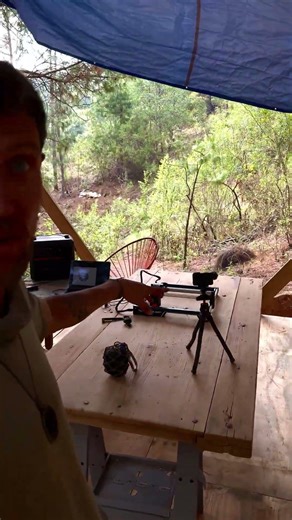 Trabajando en el bosque… y algo especial en esta puerta 👀