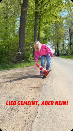 Wichtige Info zur Waldbrandgefahr: Wenn ihr wie hier ein umgefallenes Hütchen seht, macht nicht den selben Fehler und hebt es auf. Es ist von euch lieb gemeint. Für die Rettungskräfte stellt es aber ein großes Problem dar. . . #feuerwehr #fy #freiwilligefeuerwehr #feuer #blaulicht #waldbrand #os #osnabrück #fyp #blaulichtfamilie | Freiwillige Feuerwehr Osnabrück-Haste