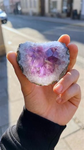 💎Crystal Pringles💎⁣ The most magical crisp to ever be eaten! A solid edible crystal geode crisp! Of course this is just a Snackfish, but I can dream! ⁣ Would you try? ⁣ ⁣ Snackfish :⁣ [sn-a-ck-fish] noun ⁣ A snack that lies about its legitimacy as an official product online for internet clout and attention. Most commonly fabricated in Adobe Photoshop or using the unofficial Snackfish AI ⁣ ⁣ To clarify for those who will inevitably not actually read this caption, ⁣ ⚠️ THESE DO NOT EXIST! To cla