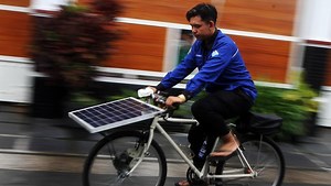 1.4M views · 10K reactions | Inovasi Terbarukan Mahasiswa Malang Ubah Sepeda Kayu Jadi Sepeda Tenaga Surya #InovasiTeknologi #inovasi #kerajinankayu #modifikasi #modifikasimotor #diytools | Otomotif Terkini | Facebook