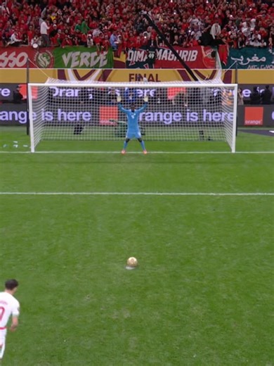 🇲🇦 Brahim Díaz lo tuvo... pero Brahim Díaz lo falló. Marruecos perdió la final de la Copa África 2025 de la @caf_online pero pudo haberla ganado si el futbolista del Real Madrid, uno de los mejores jugadores de todo el torneo, hubiera lanzado el penalti de una forma normal y no hubiera intentado un panenka que, además, le salió mal porque su ejecución fue muy mala. 🇸🇳 Mendy lo detuvo, lo aprovechó y Senegal finalmente fue la campeona de la Copa África 2025, pero yo me sigo preguntando qué pa