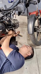 Ojo con el ayudante 🤣 #motos #mecanica #mecanicademotos #mechanic | Mecánico online